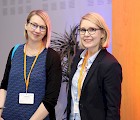 Tieyhdistyksen Iida Seppälä ja Liisa-Maija Thompson valmistautumassa 8.2:n opiskelijatilaisuuteen